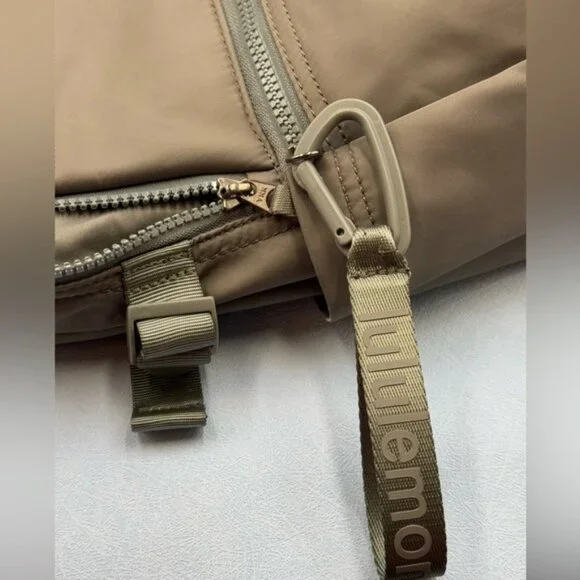 🆕 lululemon athletica 🧿 NWOT New Crew Backpack, Bay Leaf (Olive Green) - 22L - Picture 10 of 12